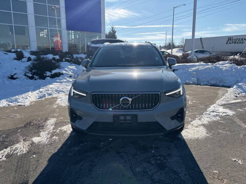 2025 Volvo XC40 B5 Plus Bright Theme