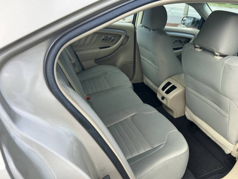 2018 Ford Taurus SE
