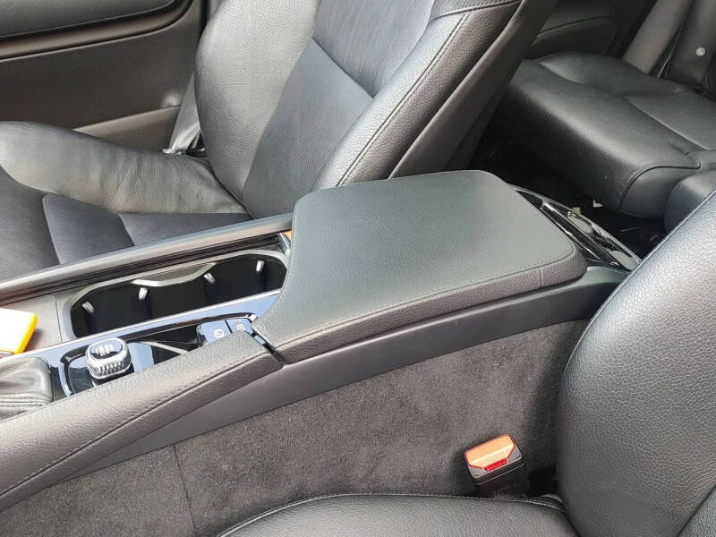 2022 Volvo XC90 T5 Momentum