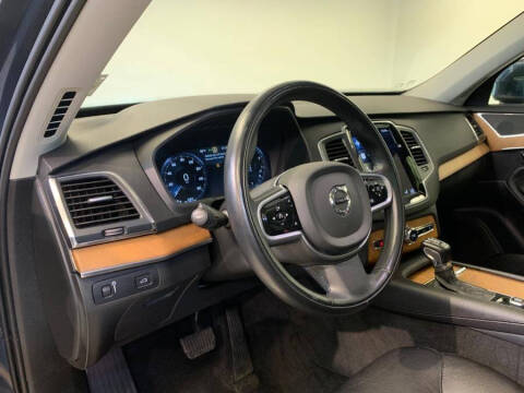 2022 Volvo XC90 T6 Momentum 7-Passenger