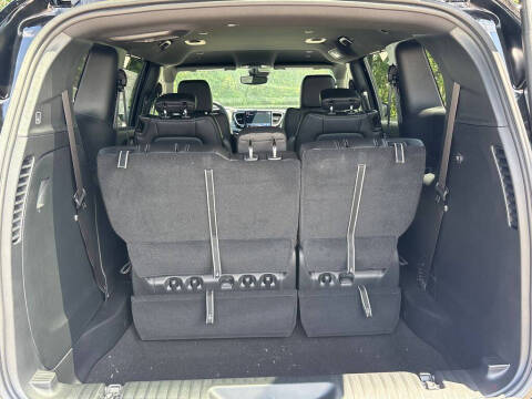 2027 Chrysler Pacifica Select