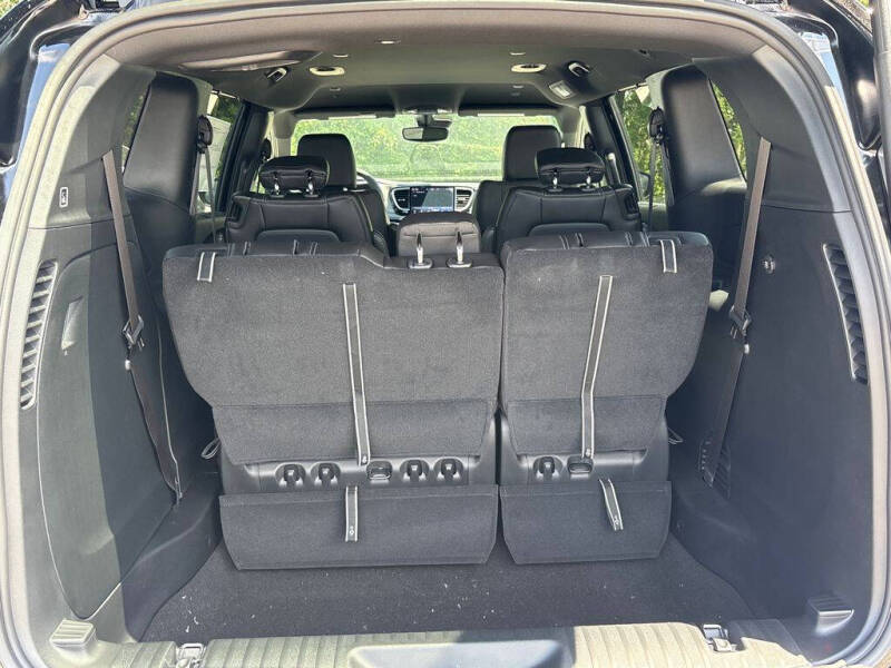 2027 Chrysler Pacifica Select