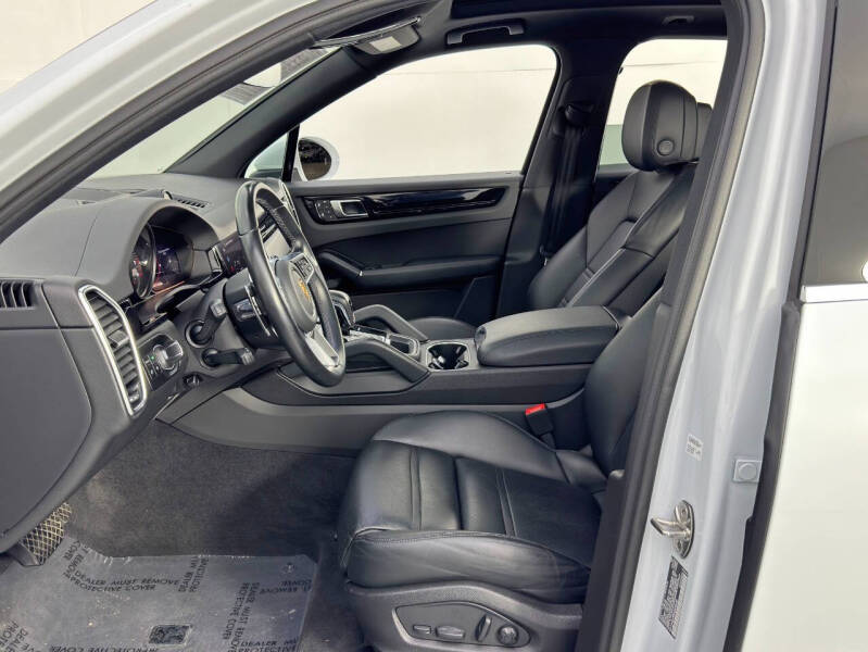 2023 Porsche Cayenne Platinum Edition