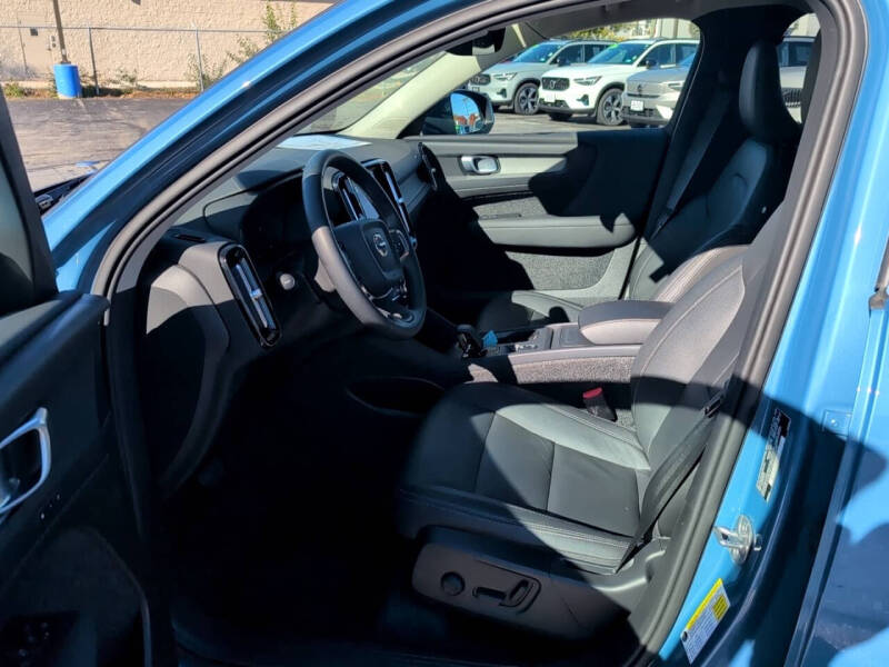 2025 Volvo XC40 B5 Core Bright Theme