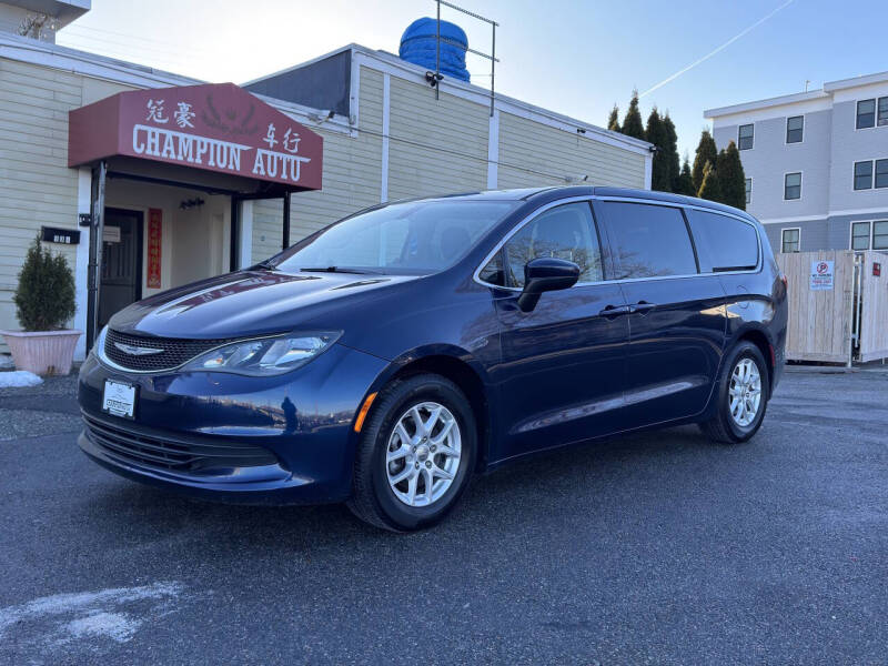 2018 Chrysler Pacifica LX's photo