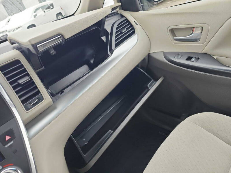 2016 Toyota Sienna LE 8-Passenger