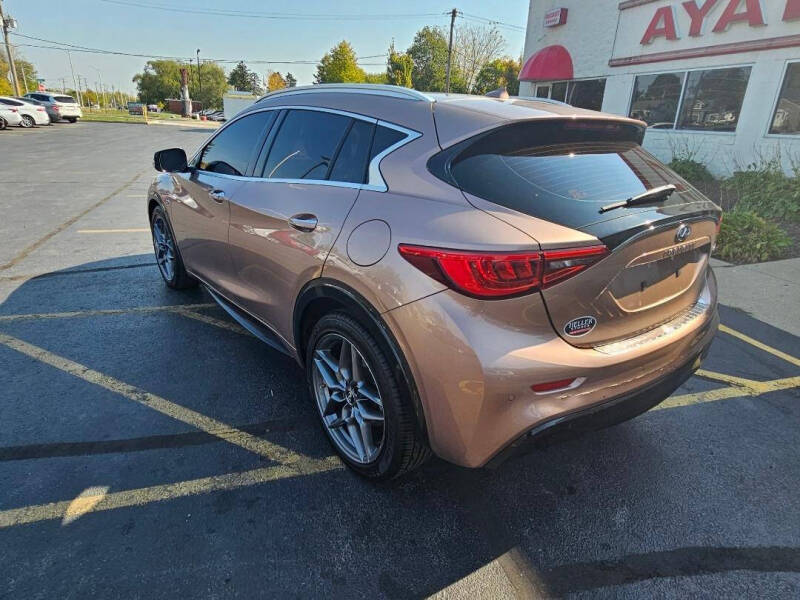 2017 INFINITI QX30 Premium photo 10