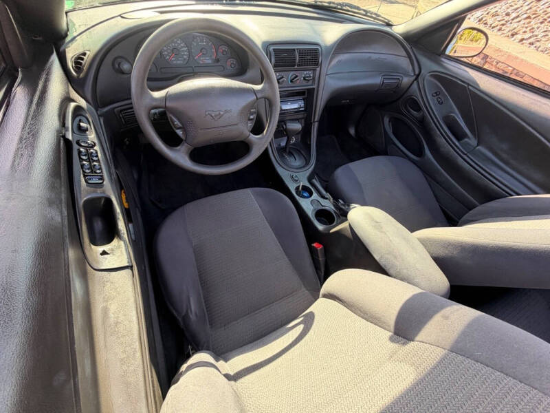 2004 Ford Mustang Deluxe