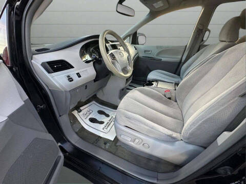 2014 Toyota Sienna LE 8-Passenger