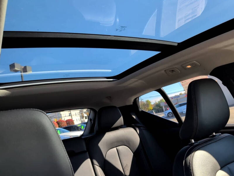 2025 Volvo XC40 B5 Core Bright Theme