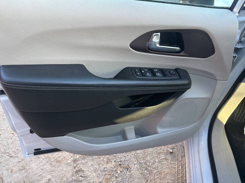 2022 Chrysler Voyager LX