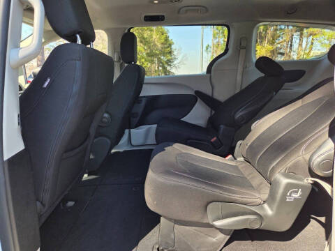 2022 Chrysler Voyager LX