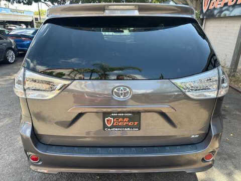 2017 Toyota Sienna SE Premium 8-Passenger