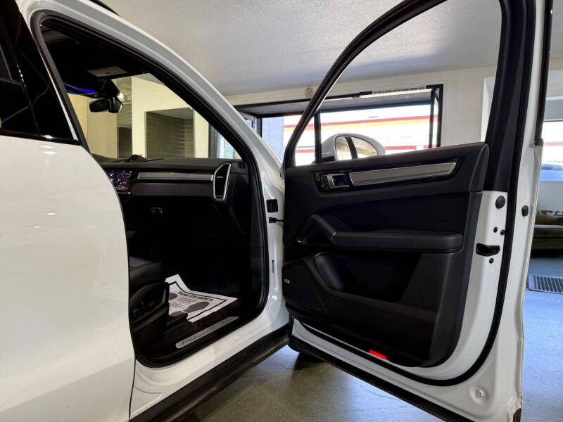2022 Porsche Cayenne Platinum Edition