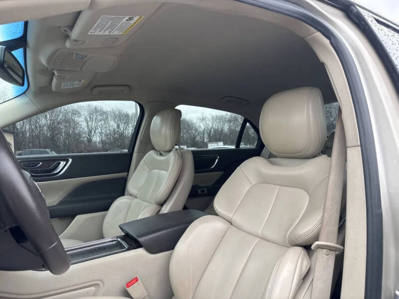 2017 Lincoln Continental Premiere