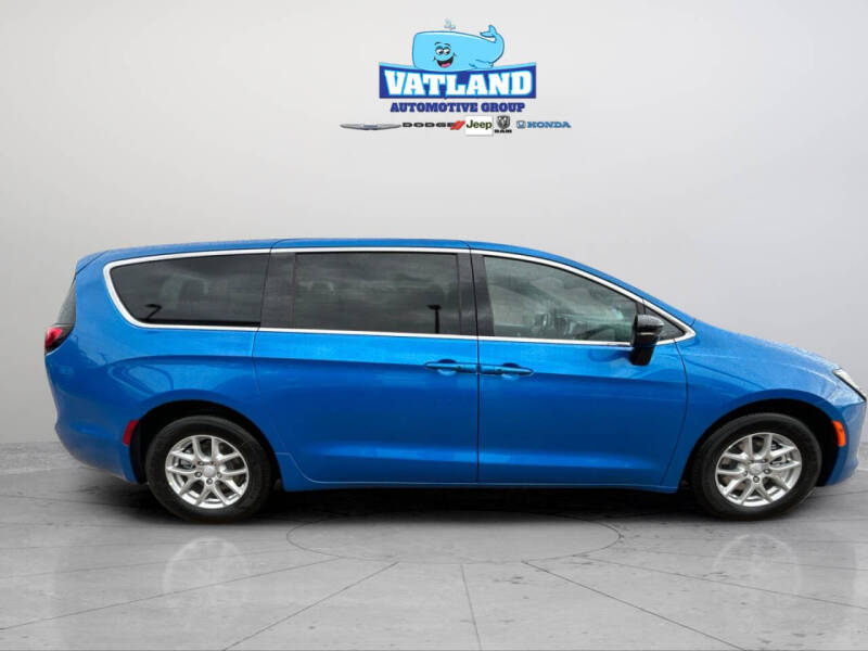 2027 Chrysler Pacifica Select