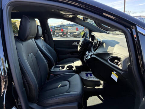 2027 Chrysler Pacifica Select