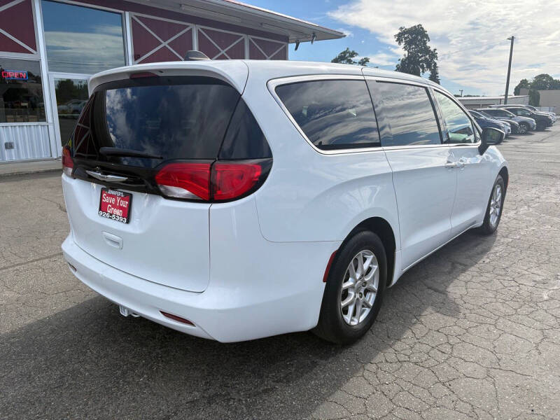 2023 Chrysler Voyager LX