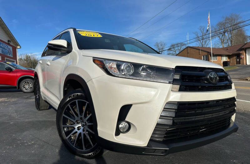 2017 Toyota Highlander SE's photo