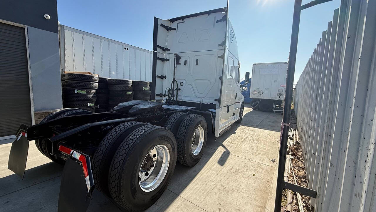 2018 Freightliner Cascadia for sale at KING TRUCK TRAILER SALES in Bakersfield, CA