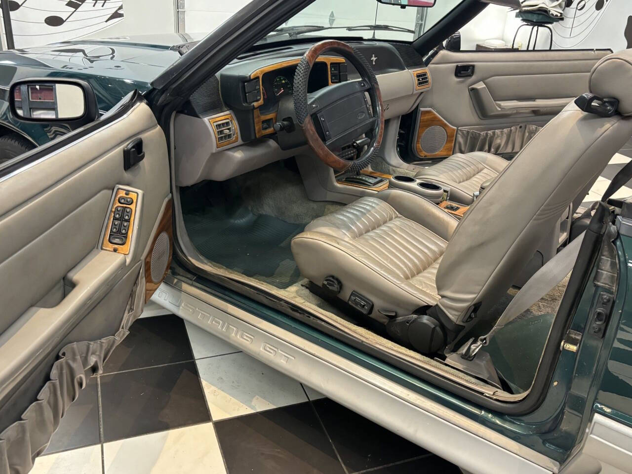 1992 Ford Mustang 18