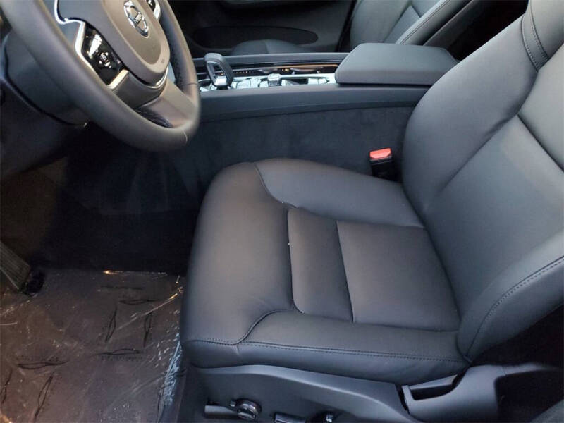 2025 Volvo XC60 B5 Plus Dark Theme