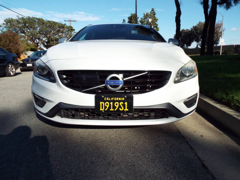 2016 Volvo V60 T6 R-Design Platinum