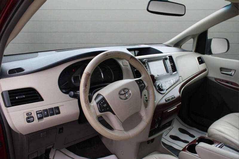 2014 Toyota Sienna XLE 7-Passenger