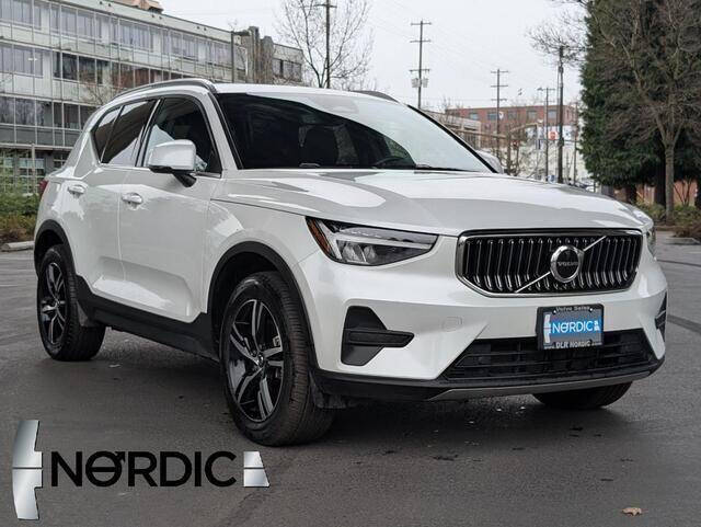 2025 Volvo XC40 B5 Core Bright Theme