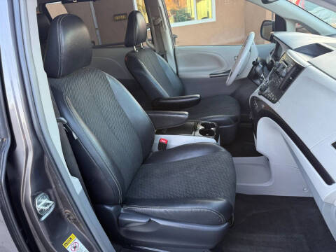 2014 Toyota Sienna SE 8-Passenger