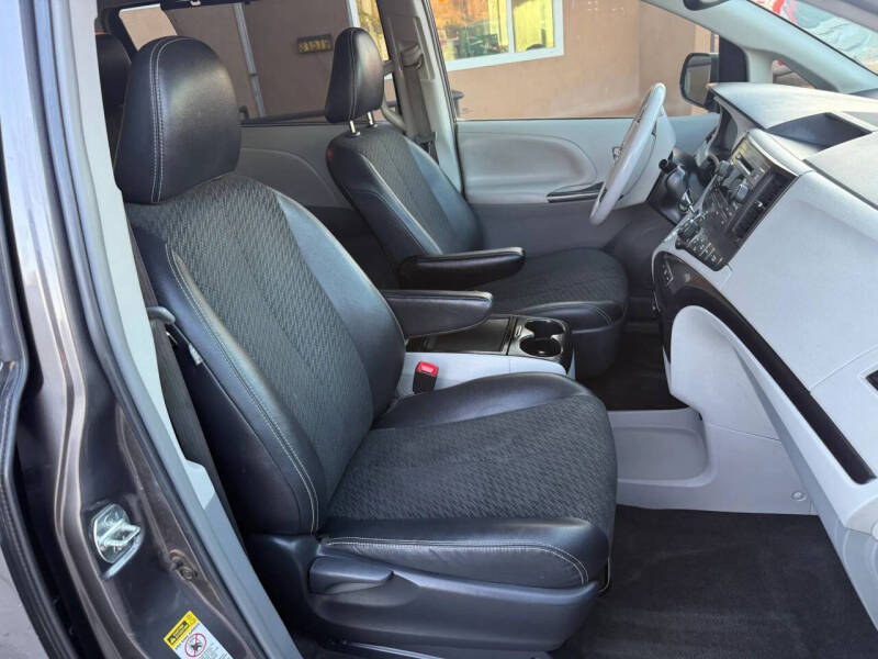 2014 Toyota Sienna SE 8-Passenger