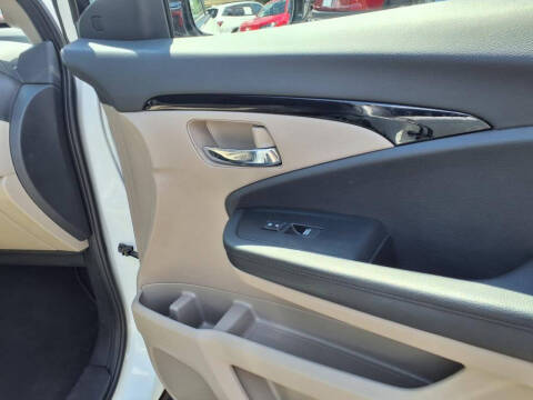 2022 Honda Pilot Touring w/Rear Captain's Chairs