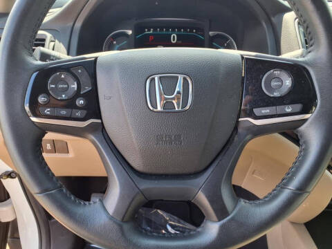 2022 Honda Pilot Touring w/Rear Captain's Chairs