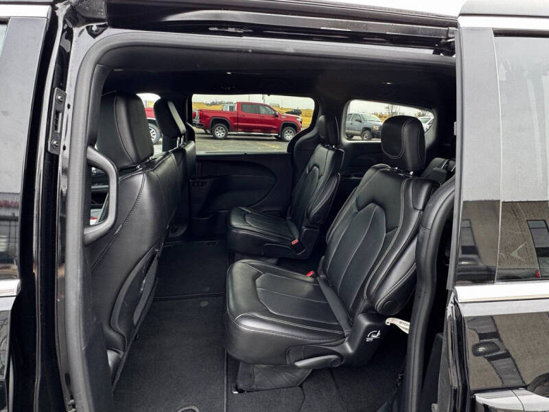 2025 Chrysler Pacifica Select