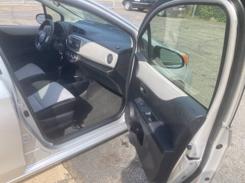 2013 Toyota Yaris 5-Door LE