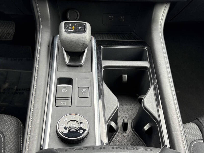 2024 Nissan Pathfinder SV