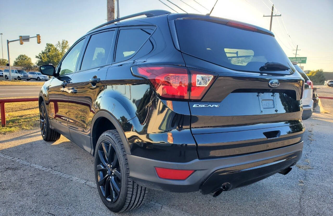 2019 Ford Escape for sale at DURANGO AUTO CENTER LLC in Tulsa, OK