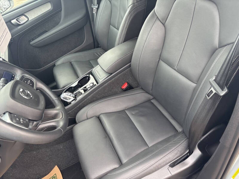 2025 Volvo XC40 B5 Plus Bright Theme