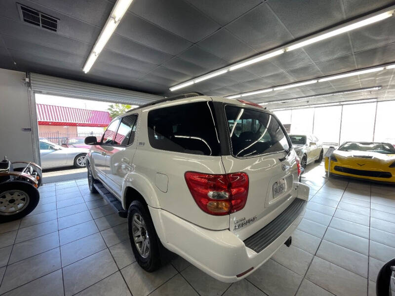 2004 Toyota Sequoia SR5