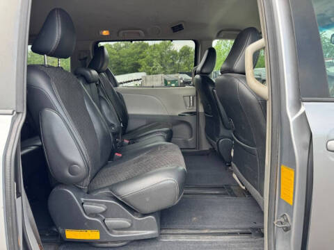 2012 Toyota Sienna SE 8-Passenger