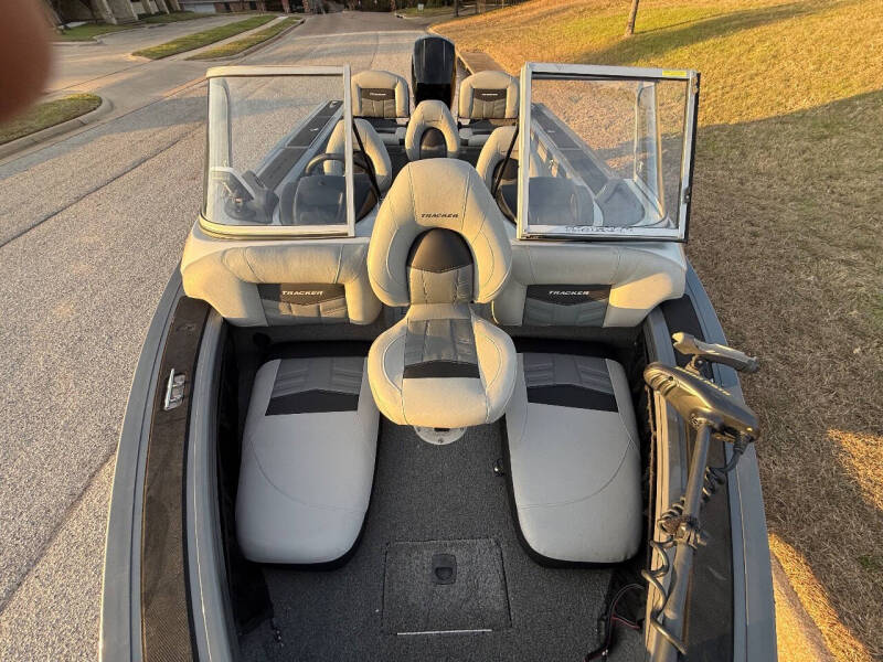 2018 Tracker TARGA V18 W/T
