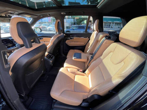 2016 Volvo XC90 T6 Momentum