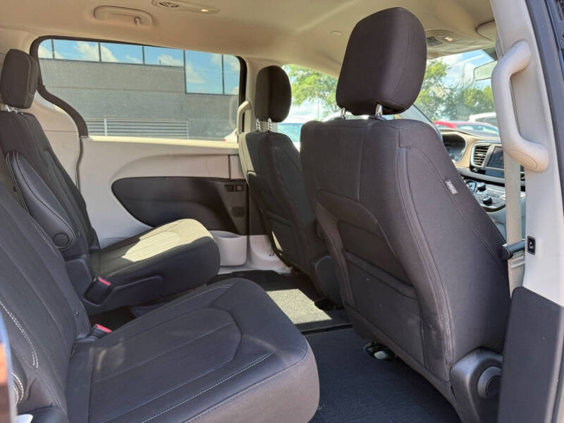 2022 Chrysler Voyager LX