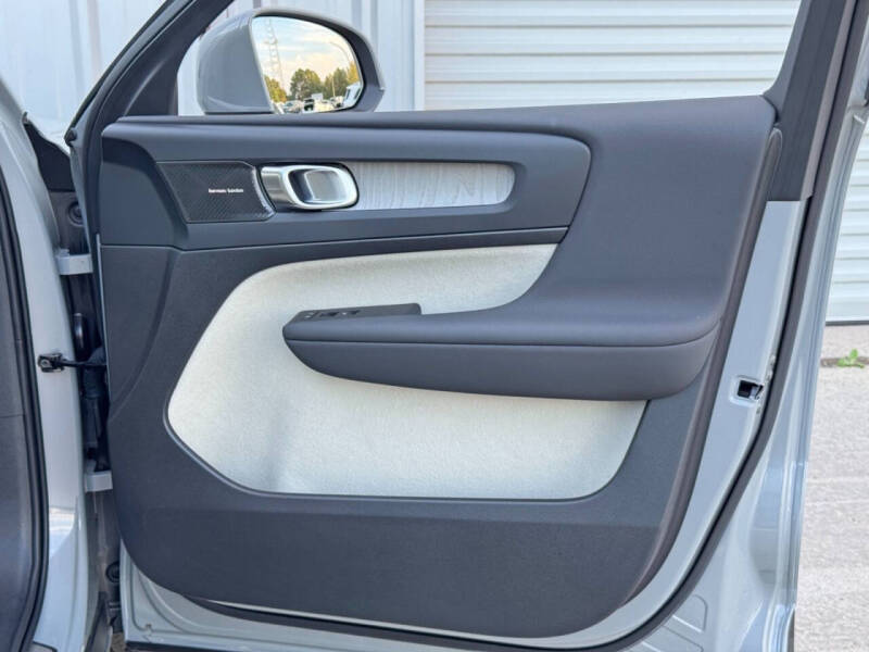 2024 Volvo XC40 B5 Ultimate Bright Theme