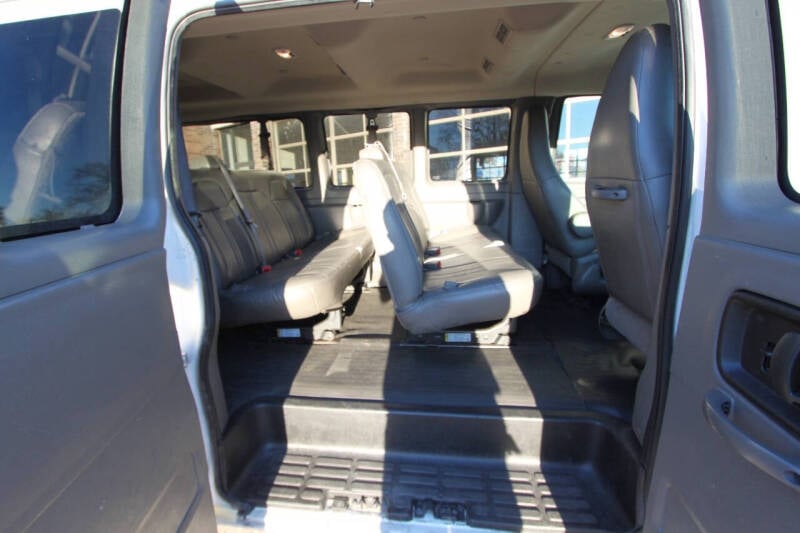 2020 GMC Savana Passenger LS photo 36