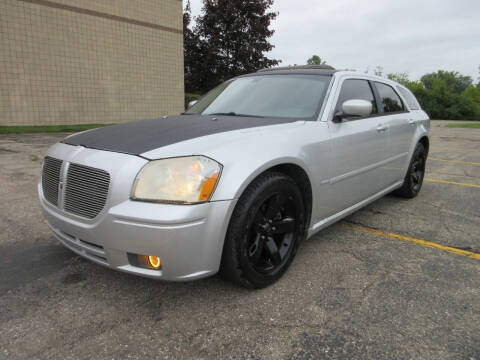 2006 Dodge Magnum for sale at Caruzin Motors in Flint MI