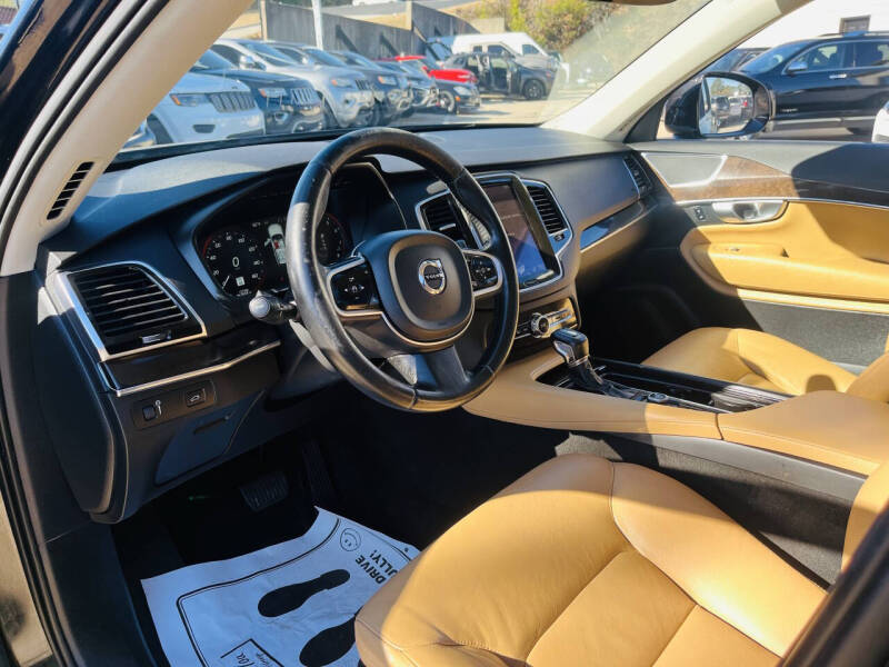 2016 Volvo XC90 T6 Momentum