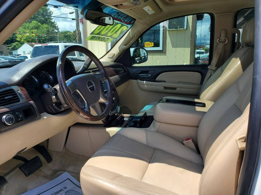 2007 GMC Yukon for sale at DAGO'S AUTO SALES LLC in Dalton, GA