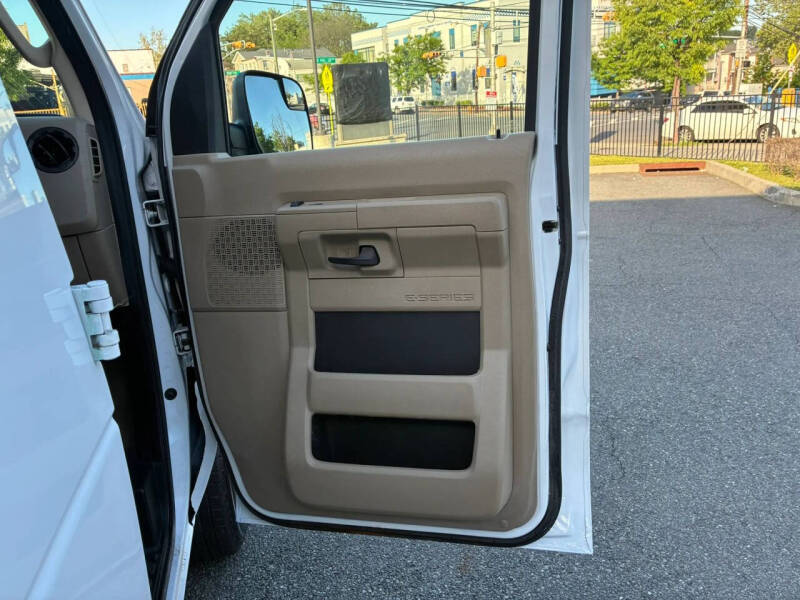 2013 Ford E-Series E-350 SD XLT