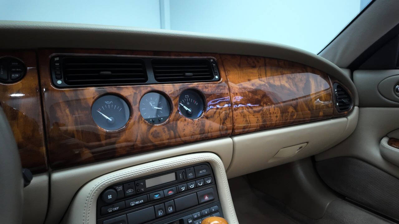 1998 Jaguar XK-Series 40